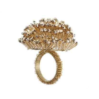 Portatovagliolo ad anello decorato firmato Blanc Mariclo', caratterizzato da una ricca composizione superiore formata da lucide perlinedorate. Questo raffinato accessorio per la tavola di Natale presenta una struttura circolare rivestita da piccoli elementi natalizi coordinati, ideale per impreziosire i tovaglioli di tessuto e creare un'atmosfera festiva e accogliente durante i pranzi e le cene delle festività.