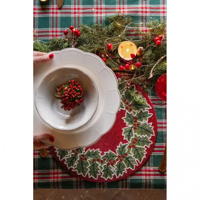 Portatovagliolo ad anello decorato con agrifoglio firmato Blanc Mariclo', caratterizzato da una ricca composizione superiore formata da lucide perline rosse a forma di bacche e tubicini verdi che richiamano gli aghi di pino. Questo raffinato accessorio per la tavola di Natale presenta una struttura circolare rivestita da piccoli elementi natalizi coordinati, ideale per impreziosire i tovaglioli di tessuto e creare un'atmosfera festiva e accogliente durante i pranzi e le cene delle festività.