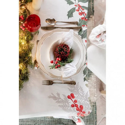 Portatovagliolo ad anello decorato con agrifoglio firmato Blanc Mariclo', caratterizzato da una ricca composizione superiore formata da lucide perline rosse a forma di bacche e tubicini verdi che richiamano gli aghi di pino. Questo raffinato accessorio per la tavola di Natale presenta una struttura circolare rivestita da piccoli elementi natalizi coordinati, ideale per impreziosire i tovaglioli di tessuto e creare un'atmosfera festiva e accogliente durante i pranzi e le cene delle festività.
