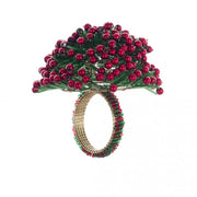 Portatovagliolo ad anello decorato con agrifoglio firmato Blanc Mariclo', caratterizzato da una ricca composizione superiore formata da lucide perline rosse a forma di bacche e tubicini verdi che richiamano gli aghi di pino. Questo raffinato accessorio per la tavola di Natale presenta una struttura circolare rivestita da piccoli elementi natalizi coordinati, ideale per impreziosire i tovaglioli di tessuto e creare un'atmosfera festiva e accogliente durante i pranzi e le cene delle festività.