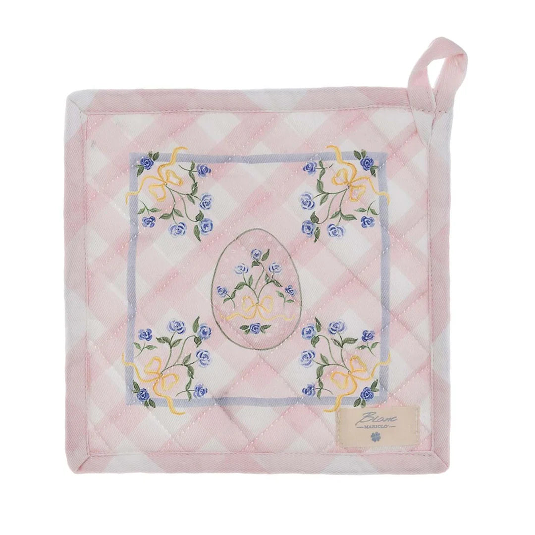 Presina da cucina quadrata della collezione "Pretty Easter" firmata Blanc Mariclo' caratterizzata da un tessuto trapuntato con motivo a scacchi rosa e bianchi. Questo accessorio tessile pasquale è decorato al centro con un uovo di Pasqua, fiocchi gialli e roselline azzurre, ideale per completare l'arredamento della cucina con uno stile shabby chic e romantico.