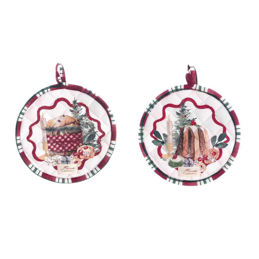 Coppia di presine rotonde natalizie Blanc Mariclò collezione "La Patisserie". Le illustrazioni su fondo panna trapuntato mostrano dolci tipici delle feste: un panettone decorato e un pandoro spolverato di zucchero, entrambi incorniciati da una greca rossa ondulata e un bordo a scacchi verdi e rossi.