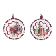 Coppia di presine rotonde natalizie Blanc Mariclò collezione "La Patisserie". Le illustrazioni su fondo panna trapuntato mostrano dolci tipici delle feste: un panettone decorato e un pandoro spolverato di zucchero, entrambi incorniciati da una greca rossa ondulata e un bordo a scacchi verdi e rossi.