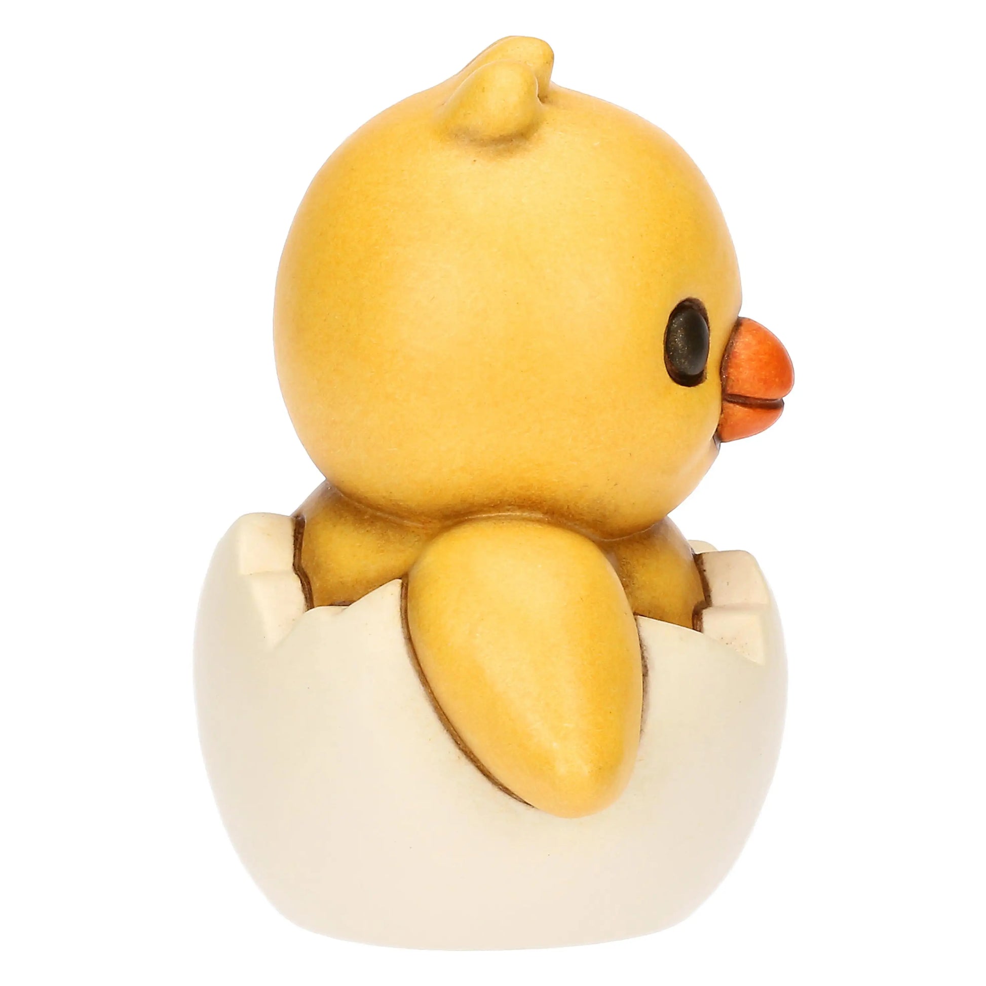 Statuina in ceramica Thun del Pulcino Polly, collezione Incanto di Pasqua. Il pulcino giallo è raffigurato mentre esce da un guscio d'uovo bianco e azzurro, con un'ala alzata in segno di saluto. Decorazione pasquale da collezione con i tipici tratti morbidi e i colori sfumati del marchio Thun.