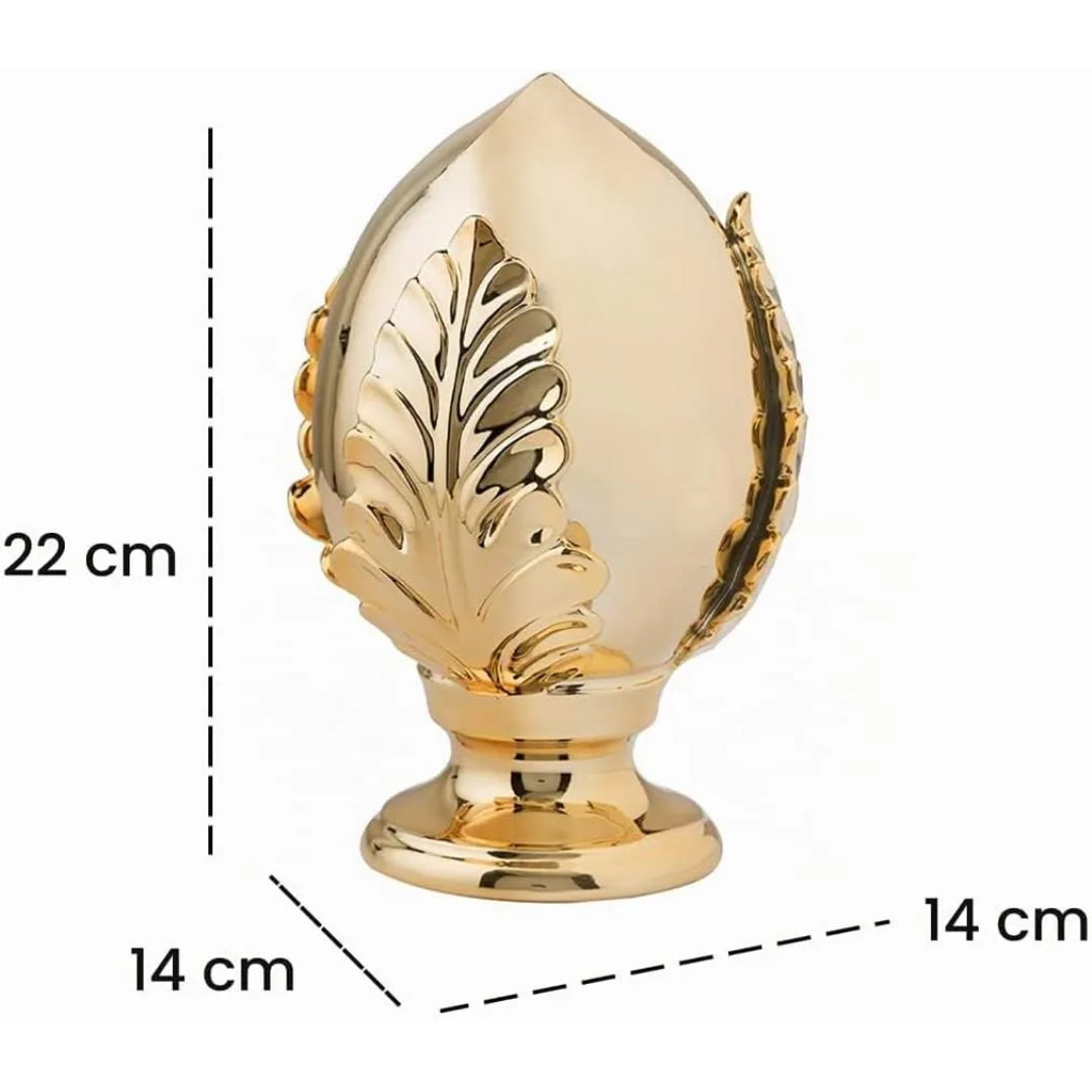 Pumo decorativo in ceramica dorata dalla tipica forma pugliese a goccia, con foglia intagliata in rilievo sul fronte e base tornita, disponibile in set da più pezzi in diverse dimensioni. Oggetto d'arredo dalla tradizione mediterranea firmato Montemaggi, ideale come soprammobile o idea regalo raffinata.
