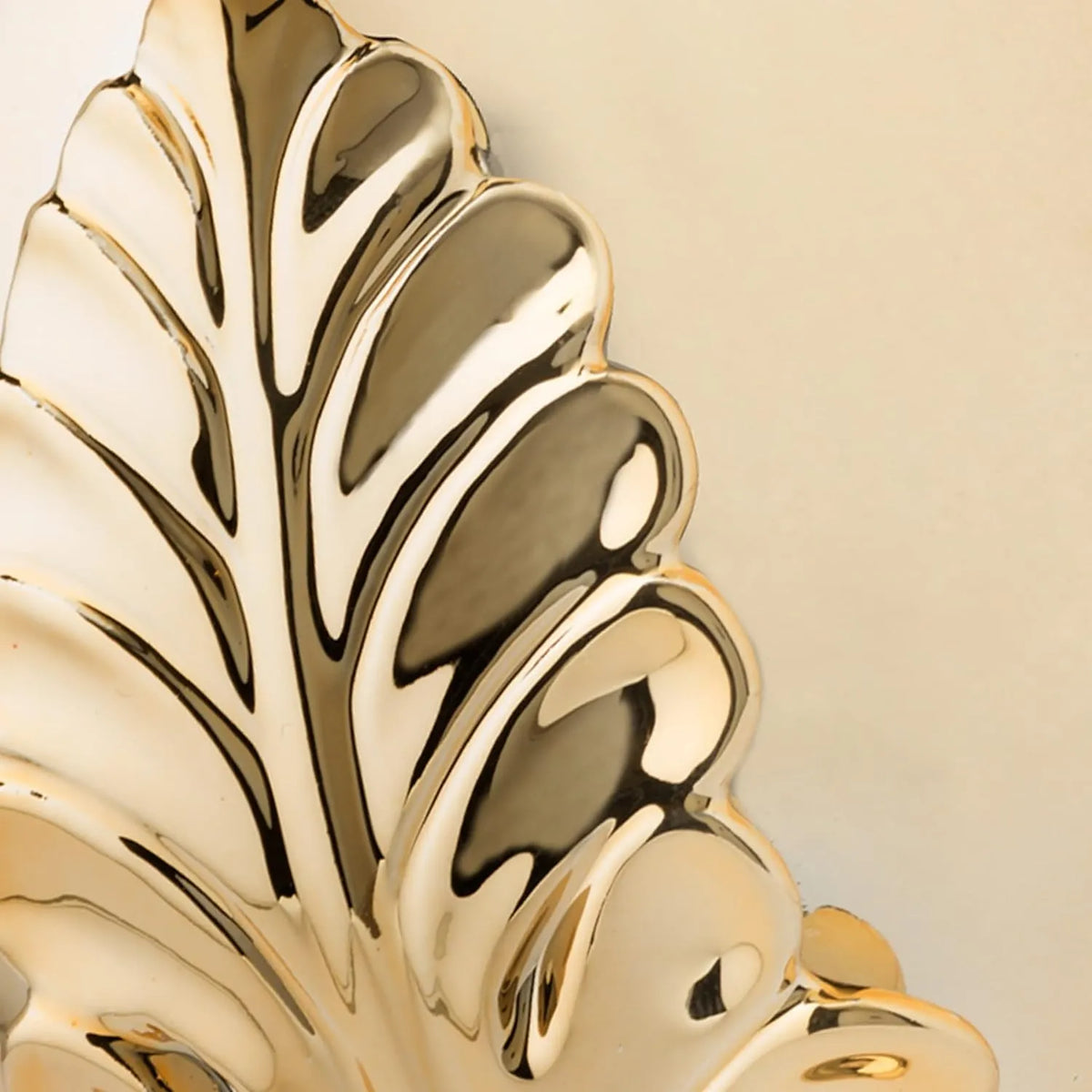 Pumo decorativo in ceramica dorata dalla tipica forma pugliese a goccia, con foglia intagliata in rilievo sul fronte e base tornita, disponibile in set da più pezzi in diverse dimensioni. Oggetto d'arredo dalla tradizione mediterranea firmato Montemaggi, ideale come soprammobile o idea regalo raffinata.