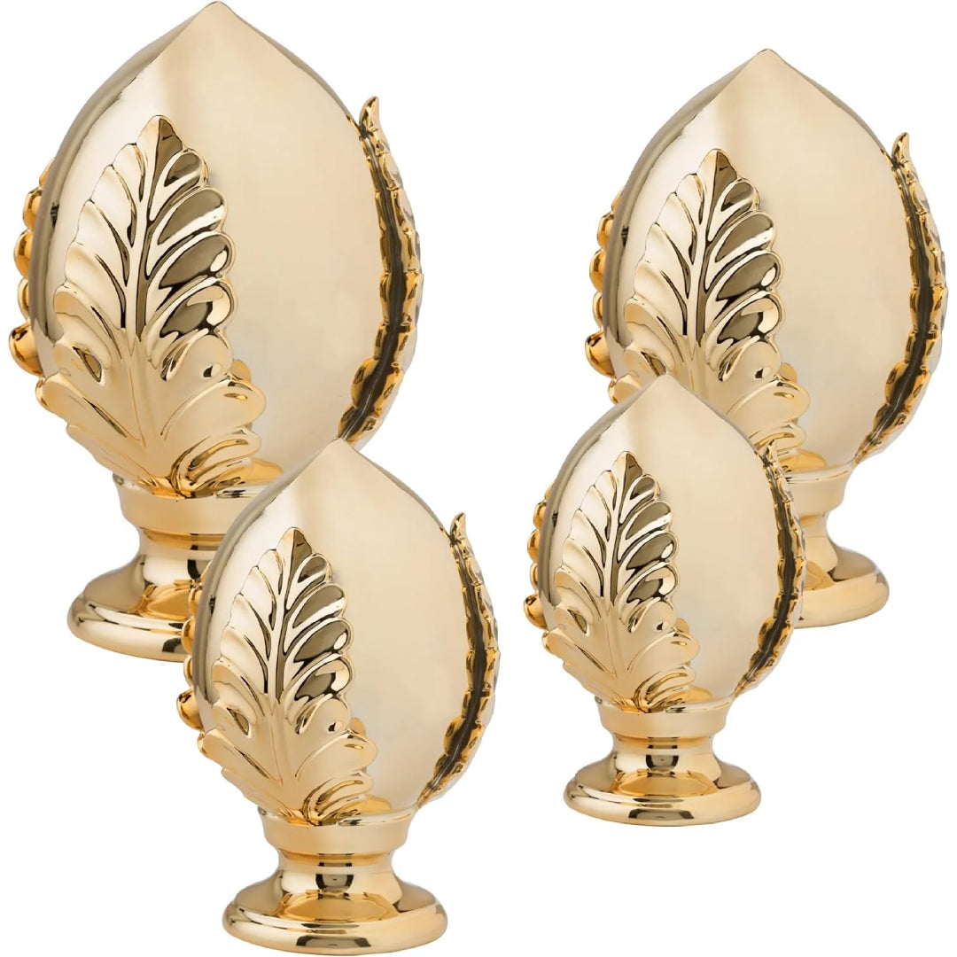 Pumo decorativo in ceramica dorata dalla tipica forma pugliese a goccia, con foglia intagliata in rilievo sul fronte e base tornita, disponibile in set da più pezzi in diverse dimensioni. Oggetto d'arredo dalla tradizione mediterranea firmato Montemaggi, ideale come soprammobile o idea regalo raffinata.