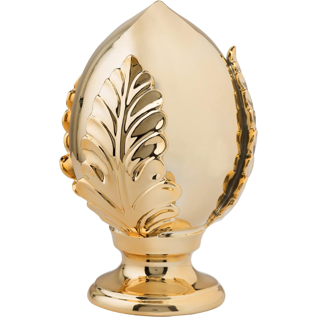 Pumo decorativo in ceramica dorata dalla tipica forma pugliese a goccia, con foglia intagliata in rilievo sul fronte e base tornita, disponibile in set da più pezzi in diverse dimensioni. Oggetto d'arredo dalla tradizione mediterranea firmato Montemaggi, ideale come soprammobile o idea regalo raffinata.