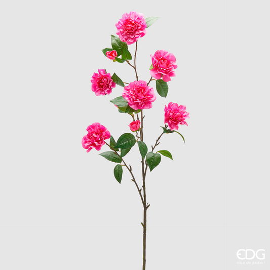 Ramo artificiale di camelia EDG Enzo de Gasperi con fiori fucsia e foglie variegate verde. Fiori realistici dal design slanciato, ideali per composizioni floreali e vasi d'arredo.