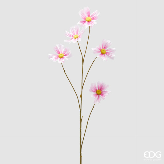 Ramo artificiale di cosmos EDG Enzo de Gasperi con foglie variegate verde e fiori rosa. Fogliame e fiori realistici dal design slanciato, ideali per composizioni floreali e vasi d'arredo.