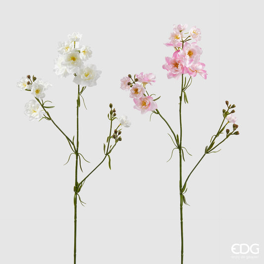 Ramo artificiale di speronella EDG Enzo de Gasperi con boccioli scuri e fiori bianchi e rosa nelle due varianti. Fiori realistici dal design slanciato, ideale per composizioni floreali e vasi d'arredo.