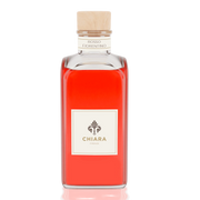 Diffusore per ambiente in flacone di vetro squadrato con essenza color rosso intenso, tappo in legno chiaro ed etichetta "Rosso Fiorentino" firmata Chiara Firenze. Profumatore d'ambiente elegante con logo a giglio, ideale per profumare la casa o come idea regalo raffinata