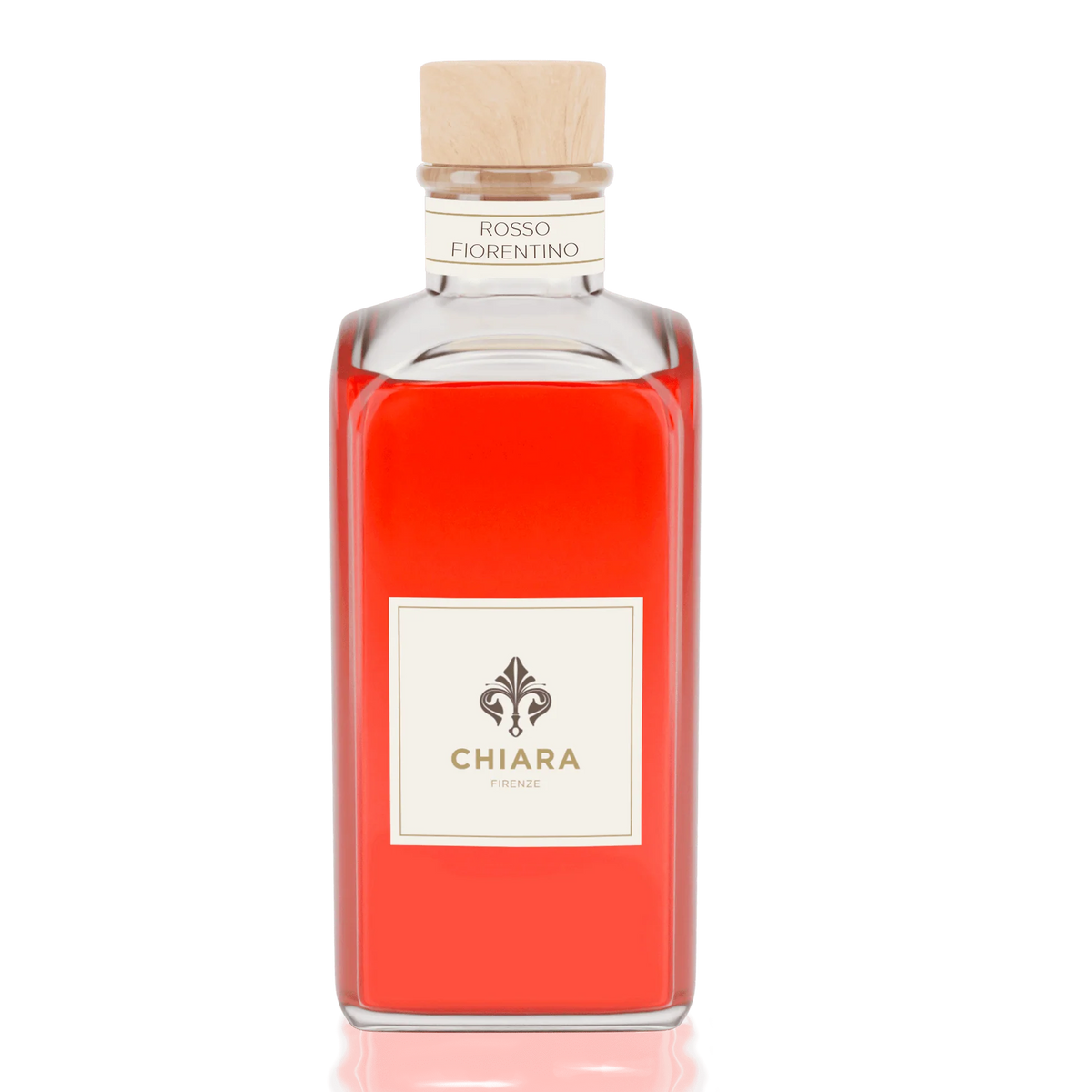 Diffusore per ambiente in flacone di vetro squadrato con essenza color rosso intenso, tappo in legno chiaro ed etichetta "Rosso Fiorentino" firmata Chiara Firenze. Profumatore d'ambiente elegante con logo a giglio, ideale per profumare la casa o come idea regalo raffinata