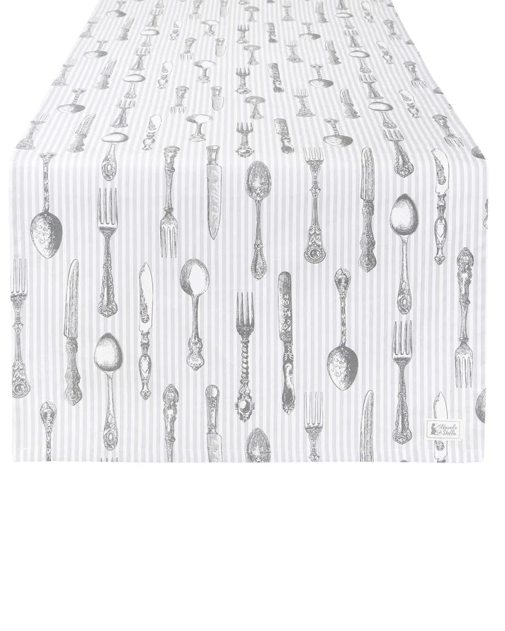 Runner da tavola bianco a righe sottili grigie con stampa vintage di posate classiche: cucchiai, forchette e coltelli decorati. Design elegante in stile Belle Époque su tessuto chiaro.