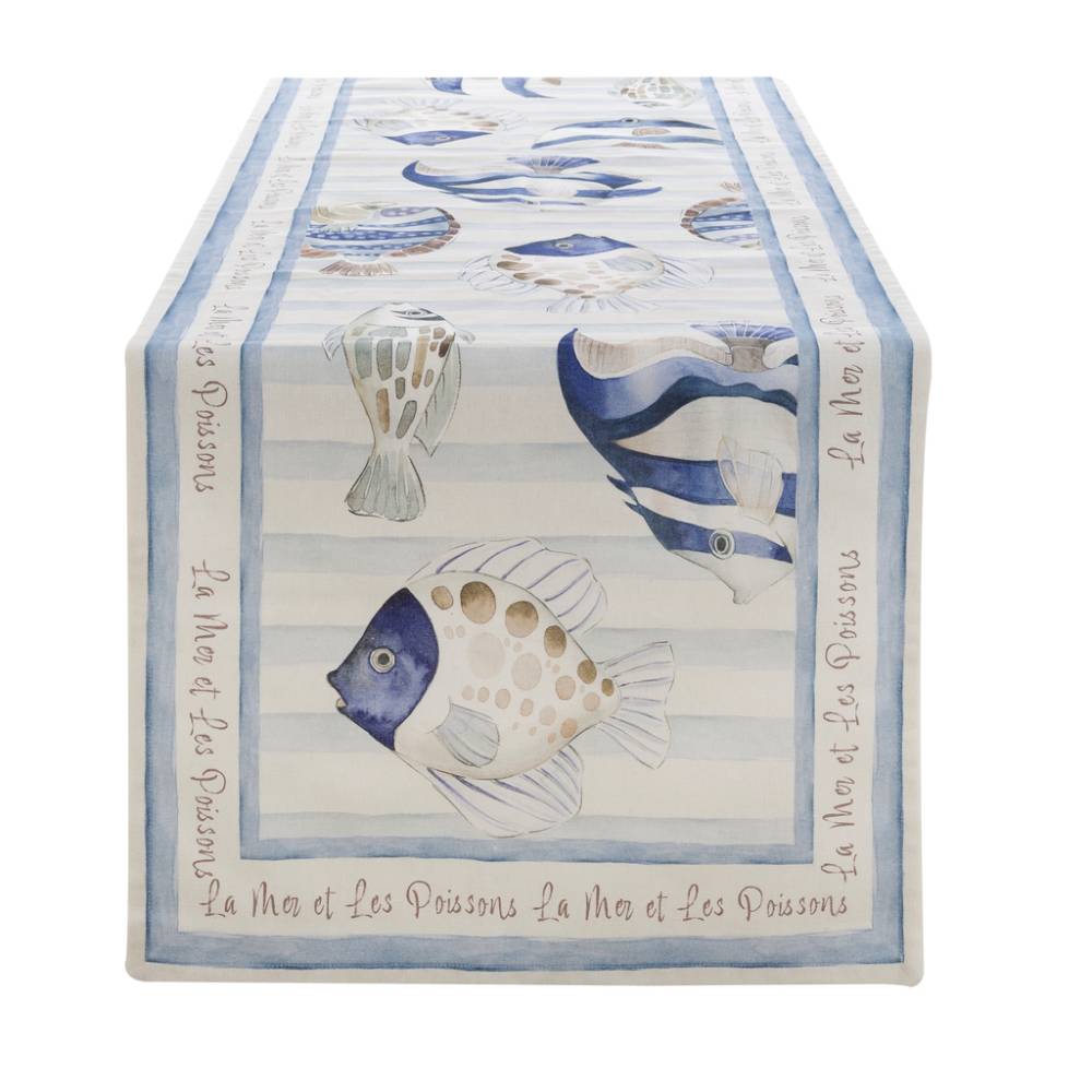 Runner Blanc Mariclo' linea "La Mer et Les Poissons" in stile marinière. Stampa con pesci tropicali illustrati in azzurro e beige su fondo a righe orizzontali celesti. Bordo decorativo con scritte calligrafiche.