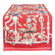 Runner rettangolare in cotone Blanc Mariclò con raffinato bordo in pizzo applicato sui lati. La superficie presenta una stampa natalizia dettagliata su fondo chiaro, ideale per una mise en place in stile shabby chic e romantico.