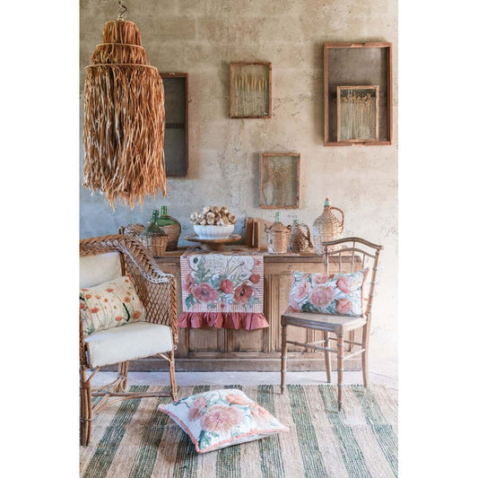 Ambientazione del Runner Blanc Mariclo' linea Coquelicot con stampa di papaveri rossi e boccioli. Cornice decorativa a righe verticali rosse con piccoli cuori. Design floreale elegante in stile country chic.