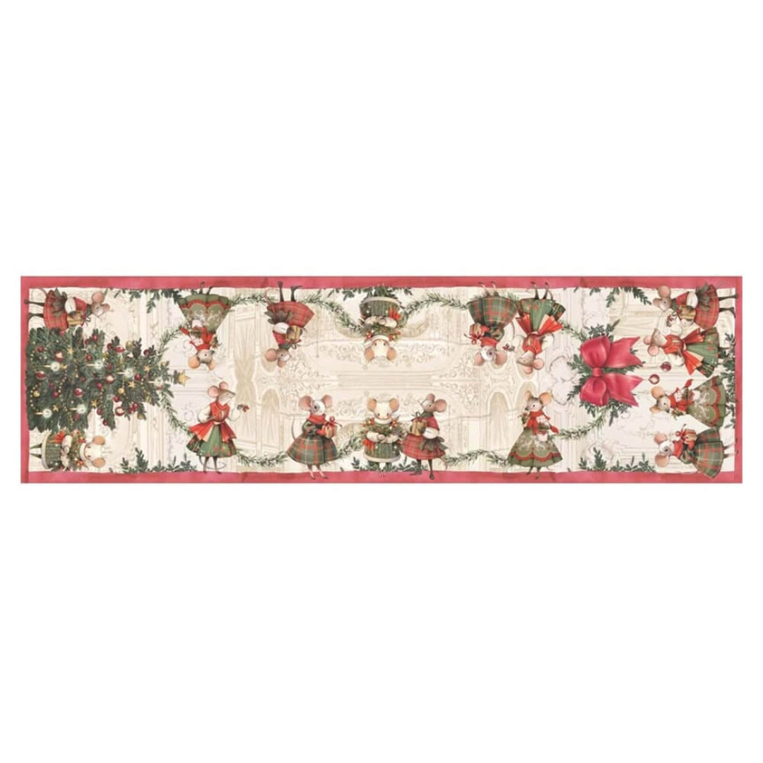 Vista dall'alto del runner rettangolare Favola di Natale. Il design presenta una sfilata perimetrale di topini natalizi, alberi e grandi fiocchi rossi che incorniciano il centro color panna.