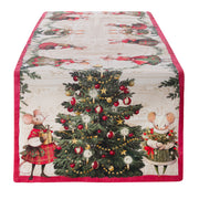 Runner Blanc Mariclò con bordo rosso. In primo piano, un grande albero di Natale tra due topini vestiti a festa. Il decoro prosegue lungo il tavolo con ghirlande e altri topini illustrati.