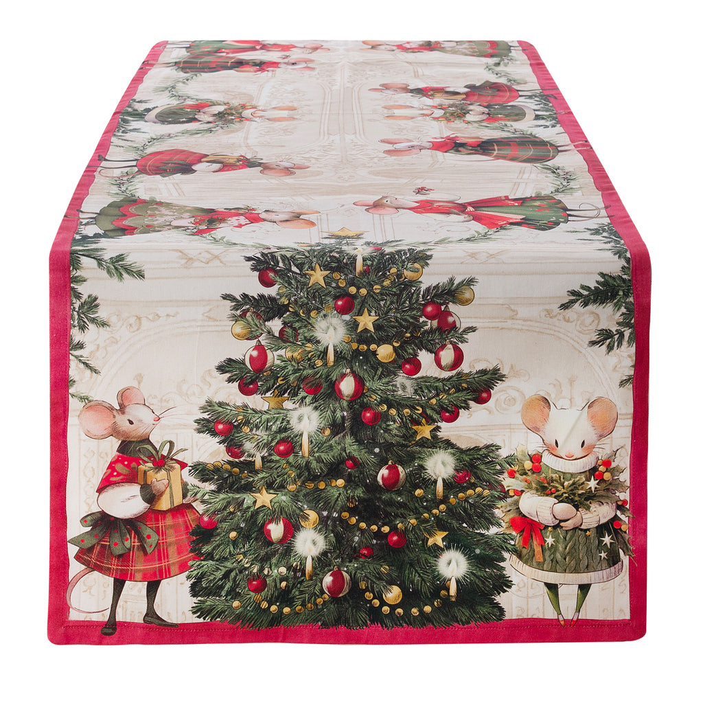 Runner Blanc Mariclò con bordo rosso. In primo piano, un grande albero di Natale tra due topini vestiti a festa. Il decoro prosegue lungo il tavolo con ghirlande e altri topini illustrati.