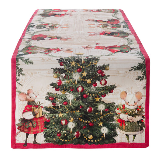 Runner Blanc Mariclò con bordo rosso. In primo piano, un grande albero di Natale tra due topini vestiti a festa. Il decoro prosegue lungo il tavolo con ghirlande e altri topini illustrati.