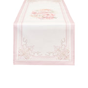 Runner Nuvole di Stoffa con stampa primaverile di grandi fiori rosa e peonie. Bordo rifinito con motivi ornamentali classici e cornice rosa cipria. Tessuto elegante per tavole romantiche e shabby chic.