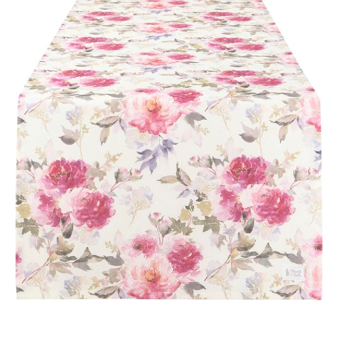 Runner da tavola beige con stampa floreale di peonie nei toni del rosa, fucsia e lilla. Il disegno include foglie grigie e boccioli su fondo chiaro. Stile shabby chic romantico per la sala da pranzo.