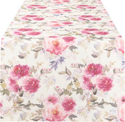 Runner da tavola beige con stampa floreale di peonie nei toni del rosa, fucsia e lilla. Il disegno include foglie grigie e boccioli su fondo chiaro. Stile shabby chic romantico per la sala da pranzo.