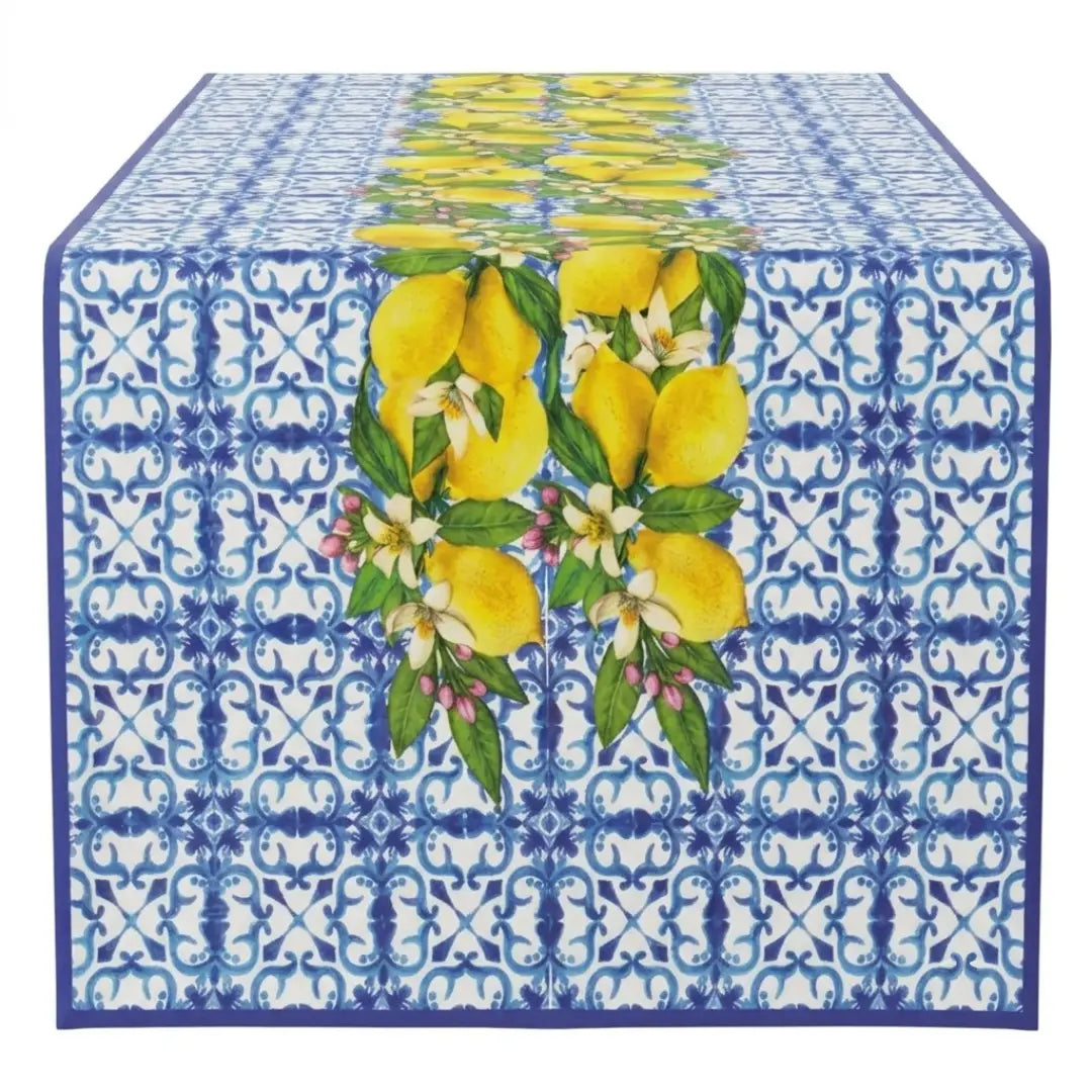 Runner da tavola firmato Gev Casa caratterizzato da una vivace stampa stile maiolica blu con limoni gialli e foglie verdi. Questo elegante runner in stile siciliano è ideale per decorare e valorizzare la tavola da pranzo con un tocco fresco e mediterraneo.