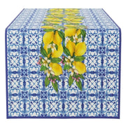 Runner da tavola firmato Gev Casa caratterizzato da una vivace stampa stile maiolica blu con limoni gialli e foglie verdi. Questo elegante runner in stile siciliano è ideale per decorare e valorizzare la tavola da pranzo con un tocco fresco e mediterraneo.