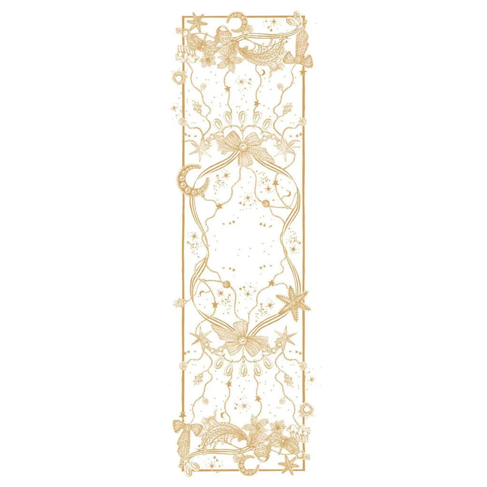 Vista completa dall'alto del runner rettangolare La Fable Dorée. La stampa dorata simmetrica su fondo bianco crea una cornice di elementi celesti, animali stilizzati e nastri su tutta la lunghezza.