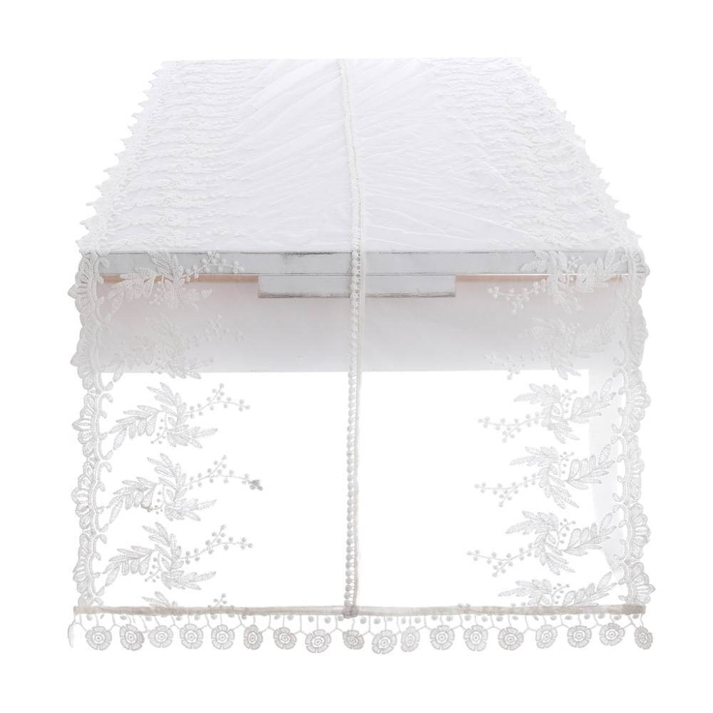 Runner linea Dentelle Blanc Mariclo' in pizzo bianco trasparente. Decorato con ricami floreali delicati e bordo smerlato. Ideale per una tavola elegante in stile shabby chic e provenzale.