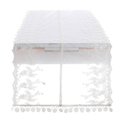 Runner linea Dentelle Blanc Mariclo' in pizzo bianco trasparente. Decorato con ricami floreali delicati e bordo smerlato. Ideale per una tavola elegante in stile shabby chic e provenzale.