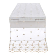 Runner linea Dentelle Blanc Mariclo' in pizzo bianco trasparente. Decorato con ricami floreali delicati a rilievo e bordo smerlato. Ideale per una tavola elegante in stile shabby chic e provenzale.