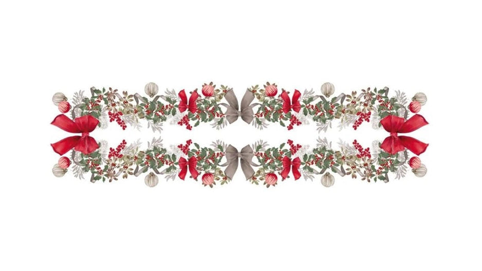 Disegno del runner natalizio Sinfonia di Natale visto dall'alto: motivi simmetrici di ghirlande di agrifoglio, bacche, palline di Natale e grandi fiocchi rossi su fondo bianco.