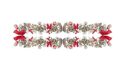 Disegno del runner natalizio Sinfonia di Natale visto dall'alto: motivi simmetrici di ghirlande di agrifoglio, bacche, palline di Natale e grandi fiocchi rossi su fondo bianco.