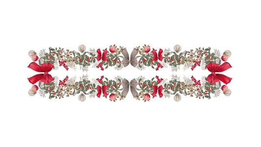 Disegno del runner natalizio Sinfonia di Natale visto dall'alto: motivi simmetrici di ghirlande di agrifoglio, bacche, palline di Natale e grandi fiocchi rossi su fondo bianco.