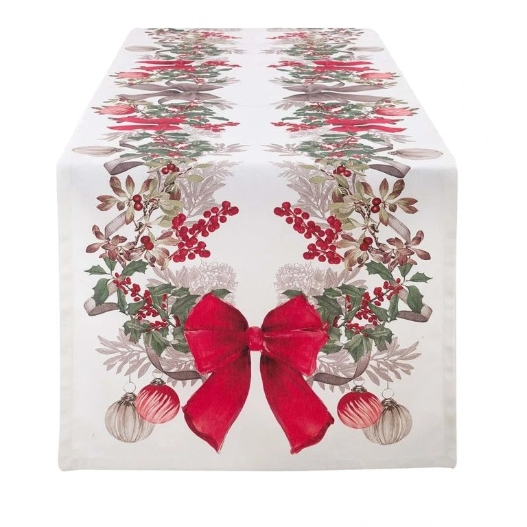Runner da tavola Blanc Mariclò Sinfonia di Natale con stampa di agrifoglio, bacche rosse, palline e fiocco centrale. Tessuto bianco di alta qualità per tavola natalizia.