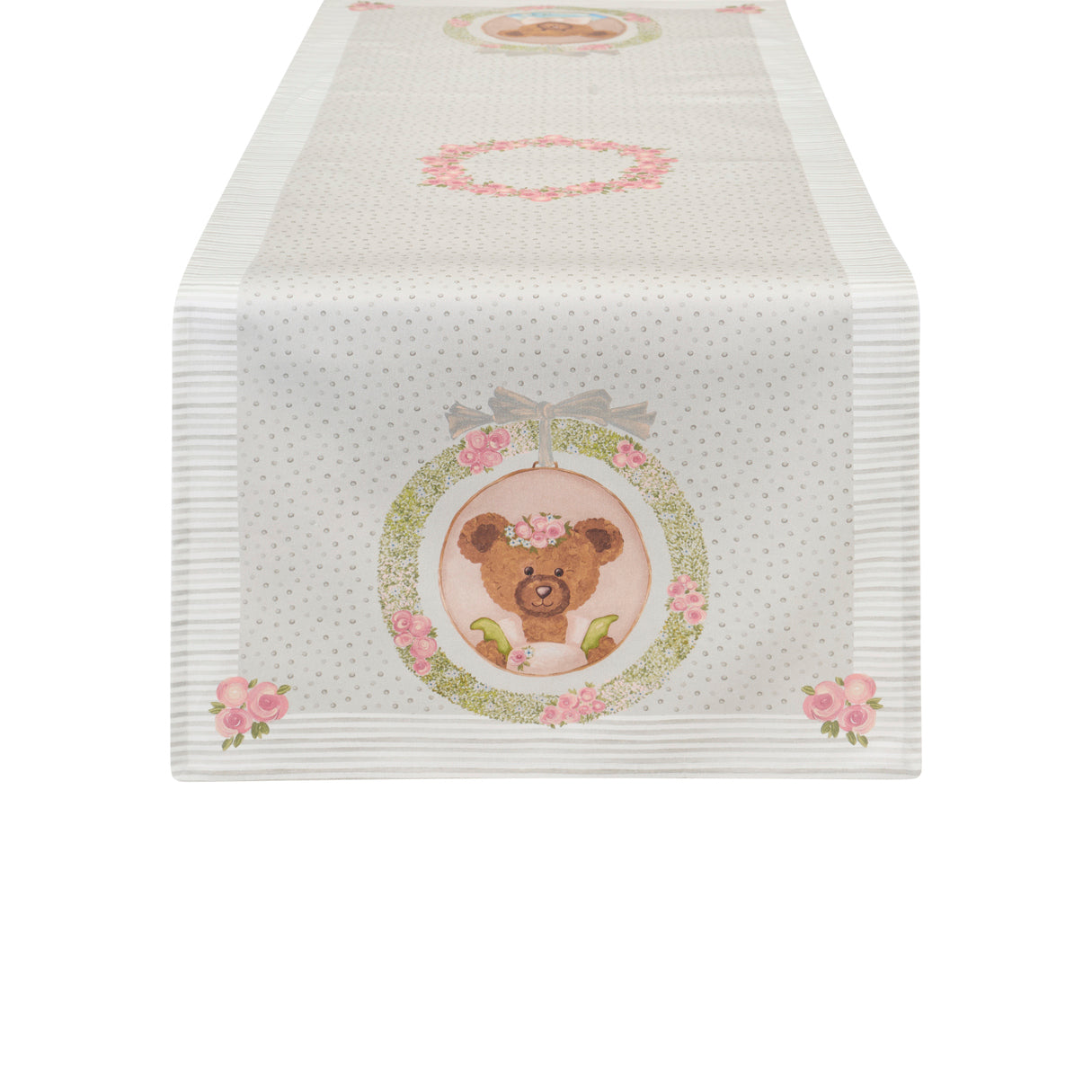 Runner Nuvole di Stoffa linea Sweet Bear per Pasqua 2026. Medaglione centrale con orsetta e ghirlanda di rose su fondo a pois e bordi a righe sottili. Decorazione tenera per cameretta o tavola.