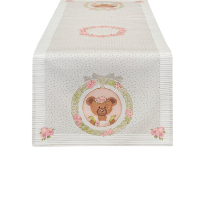 Runner Nuvole di Stoffa linea Sweet Bear per Pasqua 2026. Medaglione centrale con orsetta e ghirlanda di rose su fondo a pois e bordi a righe sottili. Decorazione tenera per cameretta o tavola.