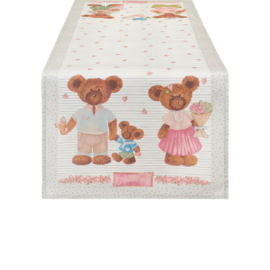 Runner Nuvole di Stoffa linea Sweet Bear con stampa di famiglia di orsetti. Illustrazione con orsetto padre, madre con bouquet e piccolo orsetto su fondo a righe e pois. Decorazione dolce per la tavola.