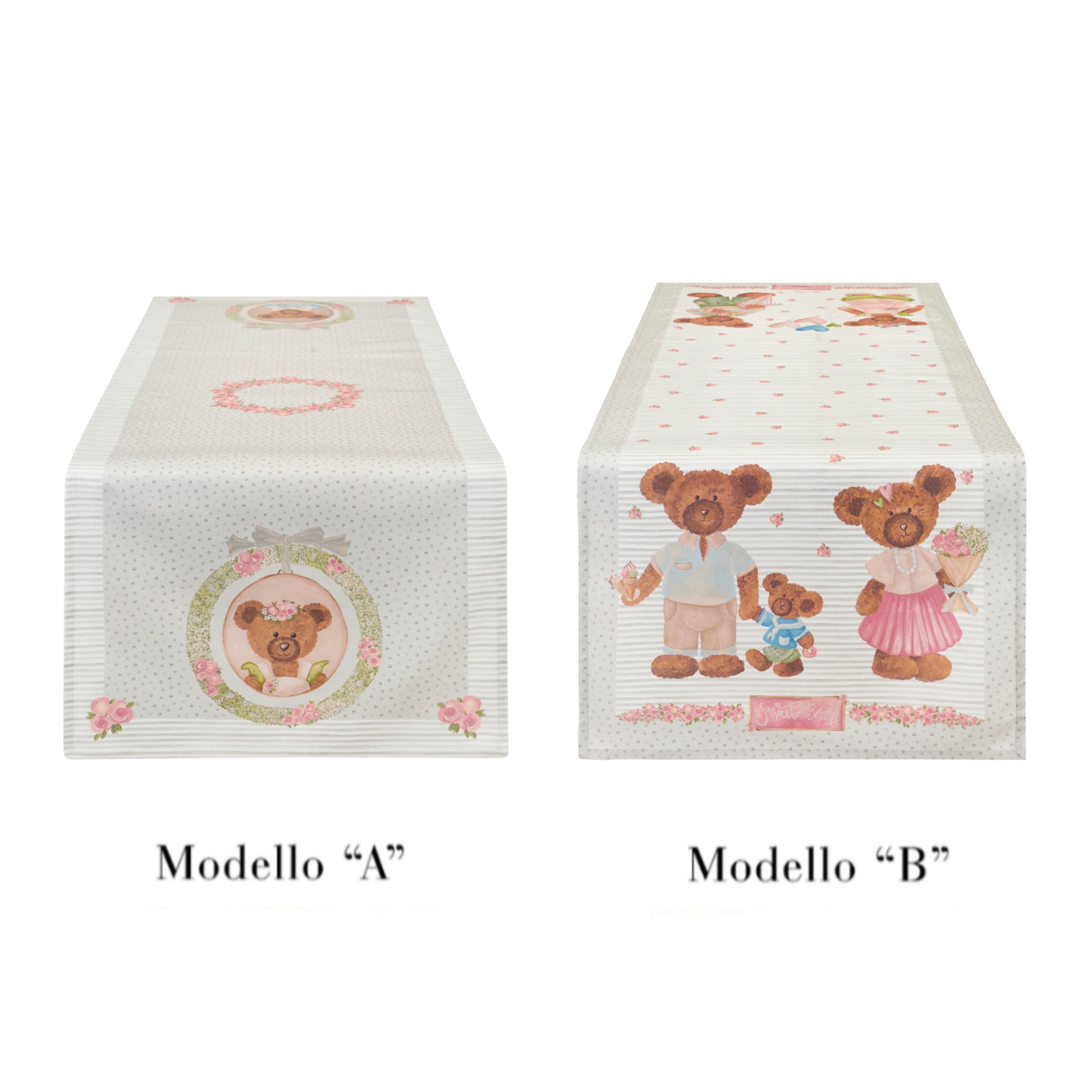 Runner Nuvole di Stoffa linea Sweet Bear per Pasqua 2026. Variante A Medaglione centrale con orsetta e ghirlanda di rose su fondo a pois e bordi a righe sottili. Variante B con stampa di famiglia di orsetti. Illustrazione con orsetto padre, madre con bouquet e piccolo orsetto su fondo a righe e pois. Decorazione tenera per cameretta o tavola.