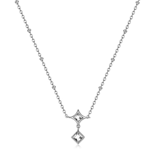 La collana "Luce" di S'Agapõ  completa perfettamente la parure con un design raffinato che gioca sulla geometria e sulla rifrazione luminosa.