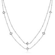 La collana "Luce" di S'Agapõ (referenza SCE49) completa perfettamente la parure con un design raffinato che gioca sulla geometria e sulla rifrazione luminosa.