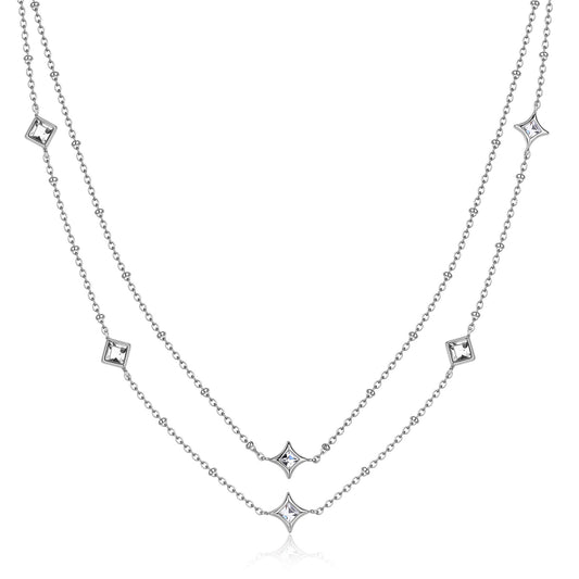 La collana "Luce" di S'Agapõ (referenza SCE49) completa perfettamente la parure con un design raffinato che gioca sulla geometria e sulla rifrazione luminosa.