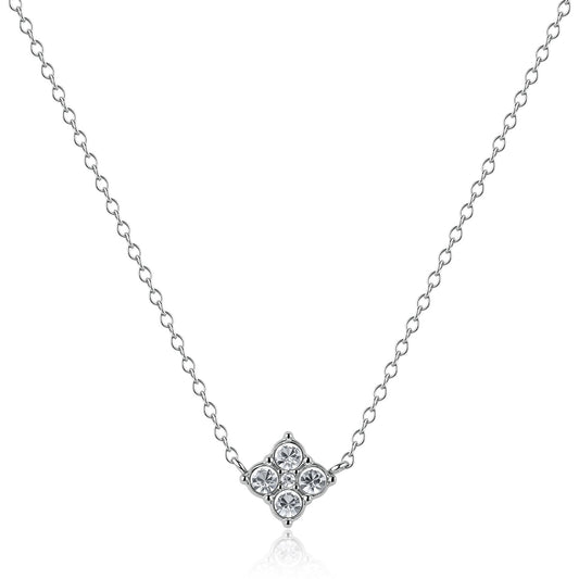 Collana S'Agapō della collezione Gleam in acciaio anallergico, caratterizzata da una sottile catenina a maglie e un charm centrale a forma di quadrifoglio stilizzato impreziosito da quattro cristalli bianchi circolari. Il gioiello è completato da una chiusura a moschettone con catenina di regolazione e un piccolo pendente a cuore logato.