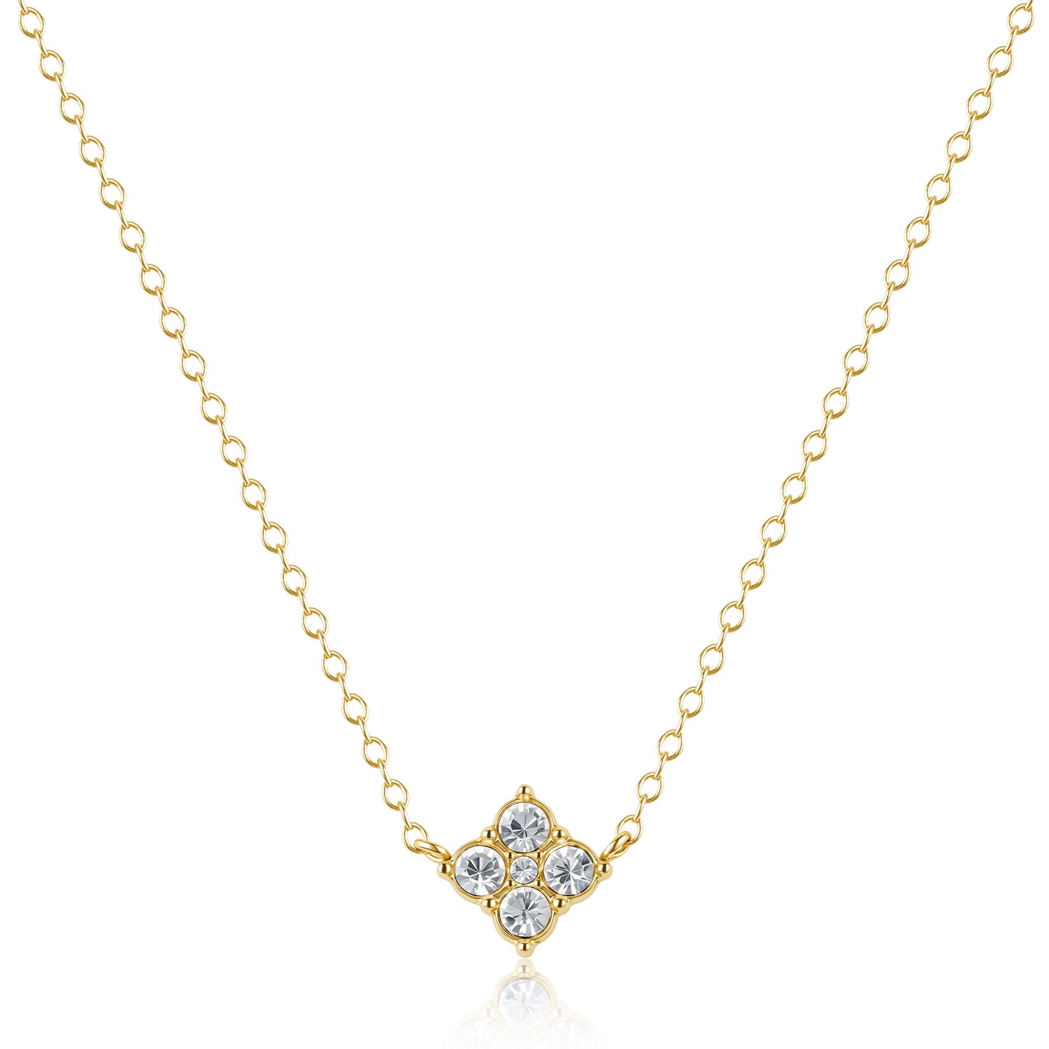 Collana S'Agapō della collezione Gleam in acciaio anallergico e finitura pvd oro 14K, caratterizzata da una sottile catenina a maglie e un charm centrale a forma di quadrifoglio stilizzato impreziosito da quattro cristalli bianchi circolari. Il gioiello è completato da una chiusura a moschettone con catenina di regolazione e un piccolo pendente a cuore logato.