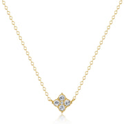Collana S'Agapō della collezione Gleam in acciaio anallergico e finitura pvd oro 14K, caratterizzata da una sottile catenina a maglie e un charm centrale a forma di quadrifoglio stilizzato impreziosito da quattro cristalli bianchi circolari. Il gioiello è completato da una chiusura a moschettone con catenina di regolazione e un piccolo pendente a cuore logato.
