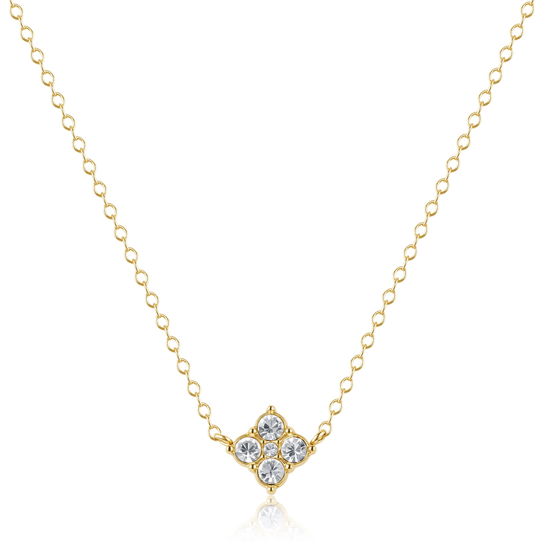 Collana S'Agapō della collezione Gleam in acciaio anallergico e finitura pvd oro 14K, caratterizzata da una sottile catenina a maglie e un charm centrale a forma di quadrifoglio stilizzato impreziosito da quattro cristalli bianchi circolari. Il gioiello è completato da una chiusura a moschettone con catenina di regolazione e un piccolo pendente a cuore logato.
