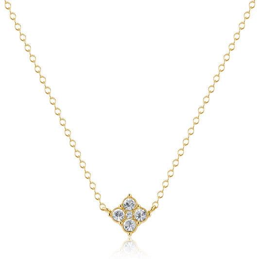 Collana S'Agapō della collezione Gleam in acciaio anallergico e finitura pvd oro 14K, caratterizzata da una sottile catenina a maglie e un charm centrale a forma di quadrifoglio stilizzato impreziosito da quattro cristalli bianchi circolari. Il gioiello è completato da una chiusura a moschettone con catenina di regolazione e un piccolo pendente a cuore logato.
